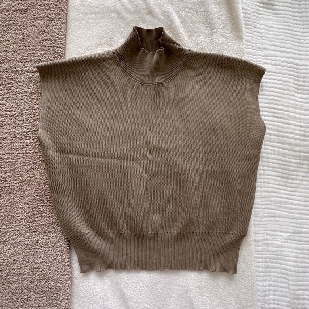 Commense Sleeveless Mockneck Knit Top